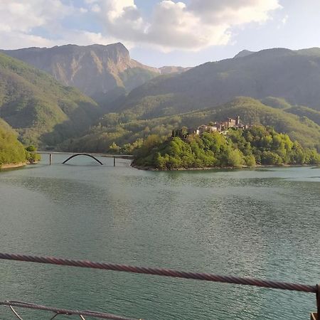 Casa Vacanze Al Colletto - Con Terrazza Panoramica In Centro Storico Vagli di Sotto Екстер'єр фото